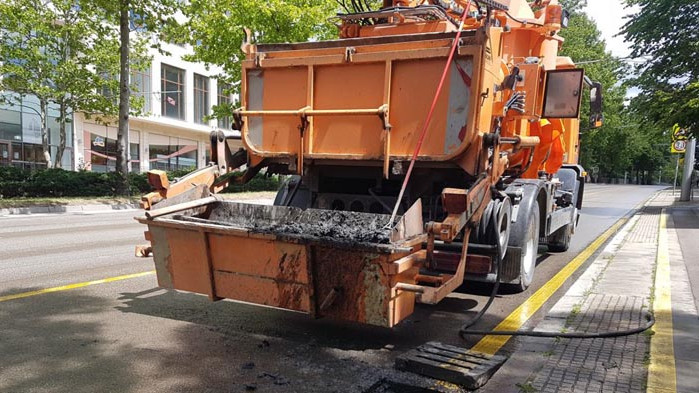 Продължава почистването на дъждоприемни шахти